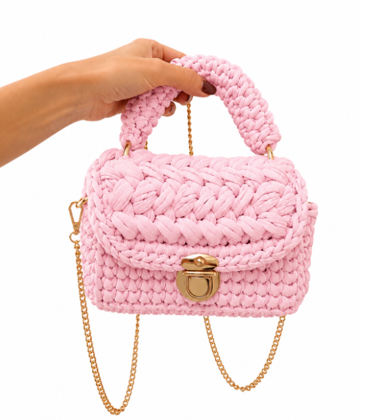 Bag Charlotte Algodão Doce rosa handmade em fio de malha com alça de mão, corrente e detalhes dourados