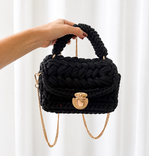 Bag Charlotte Ônix preta handmade em fio de malha com alça de mão, corrente e detalhes dourados