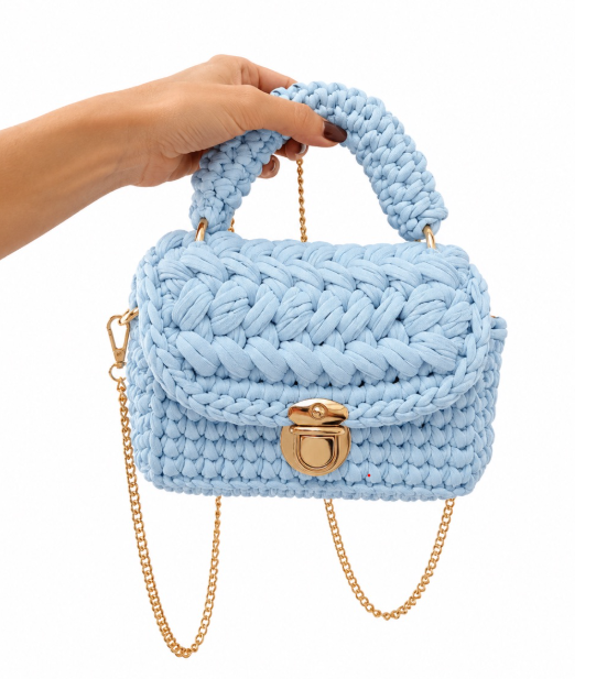 Bag Charlotte Acqua azul clara handmade em fio de malha com alça de mão, corrente e detalhes dourados