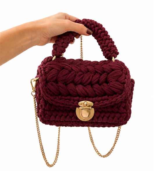 Bag Charlotte Rubi marsala handmade em fio de malha com alça de mão, corrente e detalhes dourados