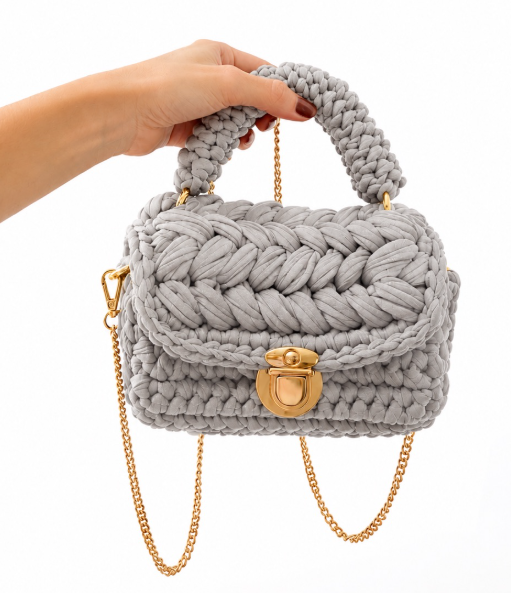 Bag Charlotte Grafite cinza handmade em fio de malha com alça de mão, corrente e detalhes dourados