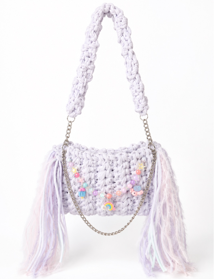 Bag Rainbow lilás handmade com franjas laterais, corrente metálica e pingentes coloridos removíveis