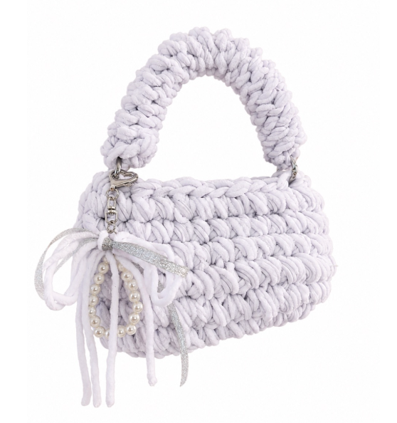 Bag Blossom Gelo handmade em fio de malha e fio de lã, com alça de mão, detalhes em prata e chaveiro decorativo