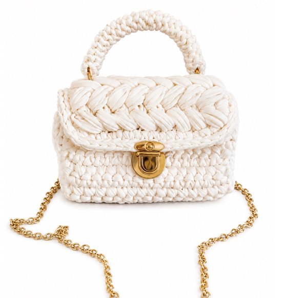 Bag Charlotte Baunilha off white handmade em fio de malha com alça de mão, corrente e detalhes dourados