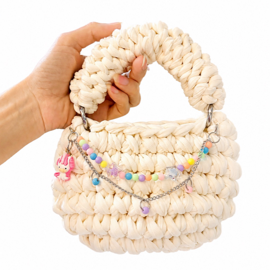 Mini Bag Mia handmade off white em fio de malha premium com correntinhas e miçangas coloridas