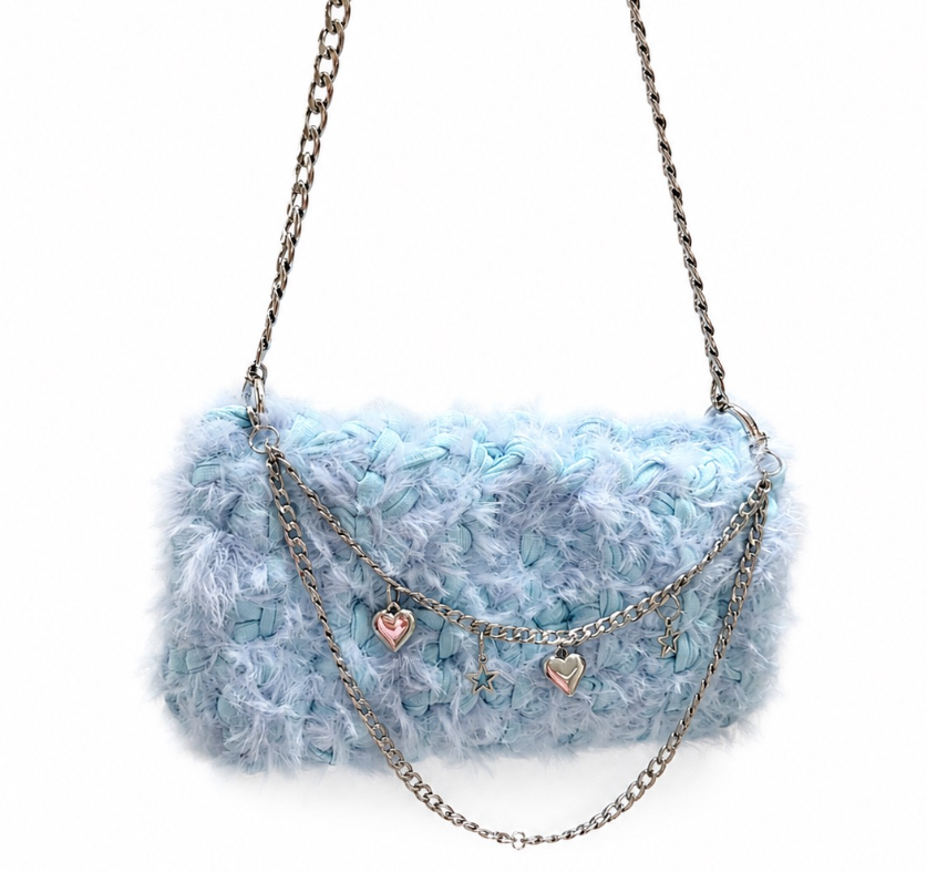 Bag Luna Acqua azul handmade com textura macia, corrente metálica e fecho imantado