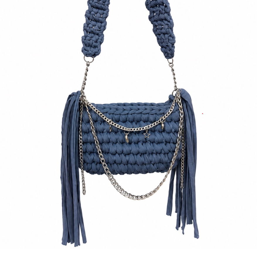 Bag Clover Blue Jeans azul handmade em fio de malha premium com franjas laterais, correntes decorativas e alça em crochê